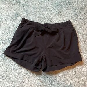 LULULEMON size 8 cuffed black shorts